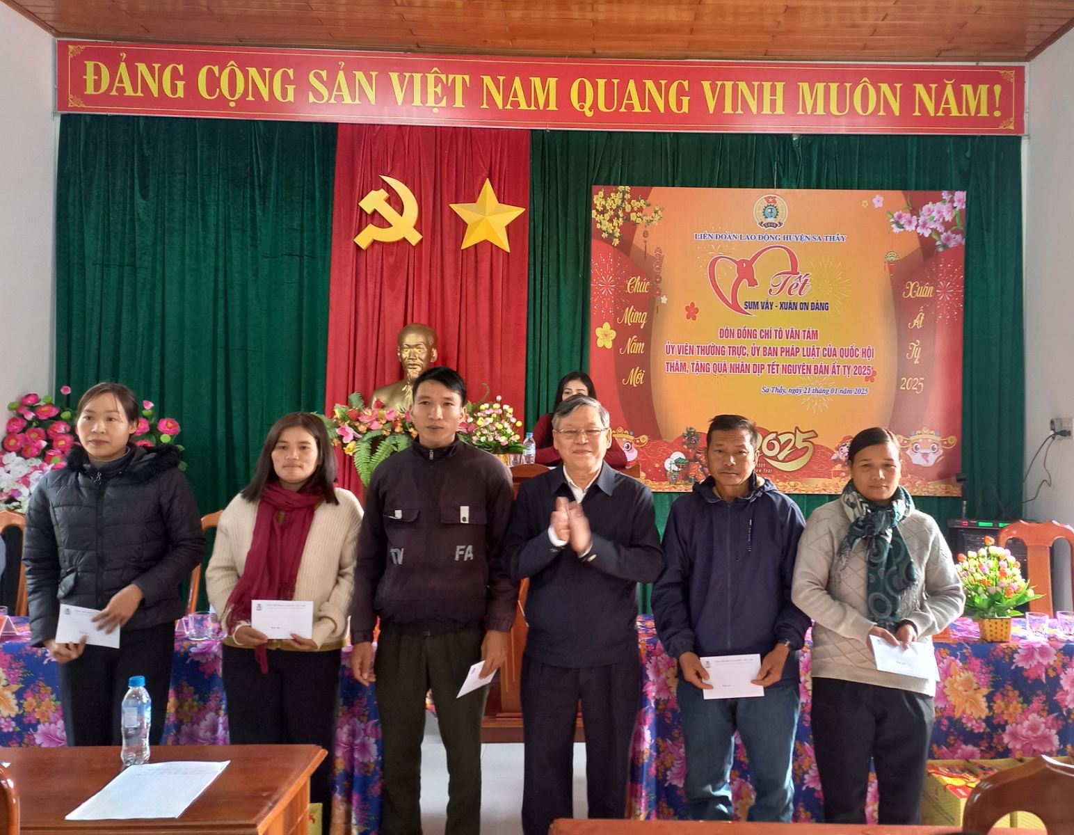 LIÊN ĐOÀN LAO ĐỘNG HUYỆN SA THẦY TỔ CHỨC CHƯƠNG TRÌNH “TẾT SUM VẦY – XUÂN ƠN ĐẢNG” TRƯỚC THỀM NĂM MỚI – XUÂN ẤT TỴ 2025