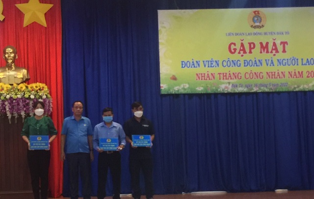 Liên đoàn Lao động huyện Đăk Tô gặp mặt, tặng quà đoàn viên, người lao động nhân “Tháng Công nhân” năm 2022