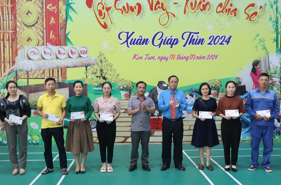 ĐẠI BIỂU QUỐC HỘI TỈNH KON TUM THĂM, TẶNG QUÀ VÀ CHÚC TẾT CNVCLĐ KHÓ KHĂN TỈNH KON TUM