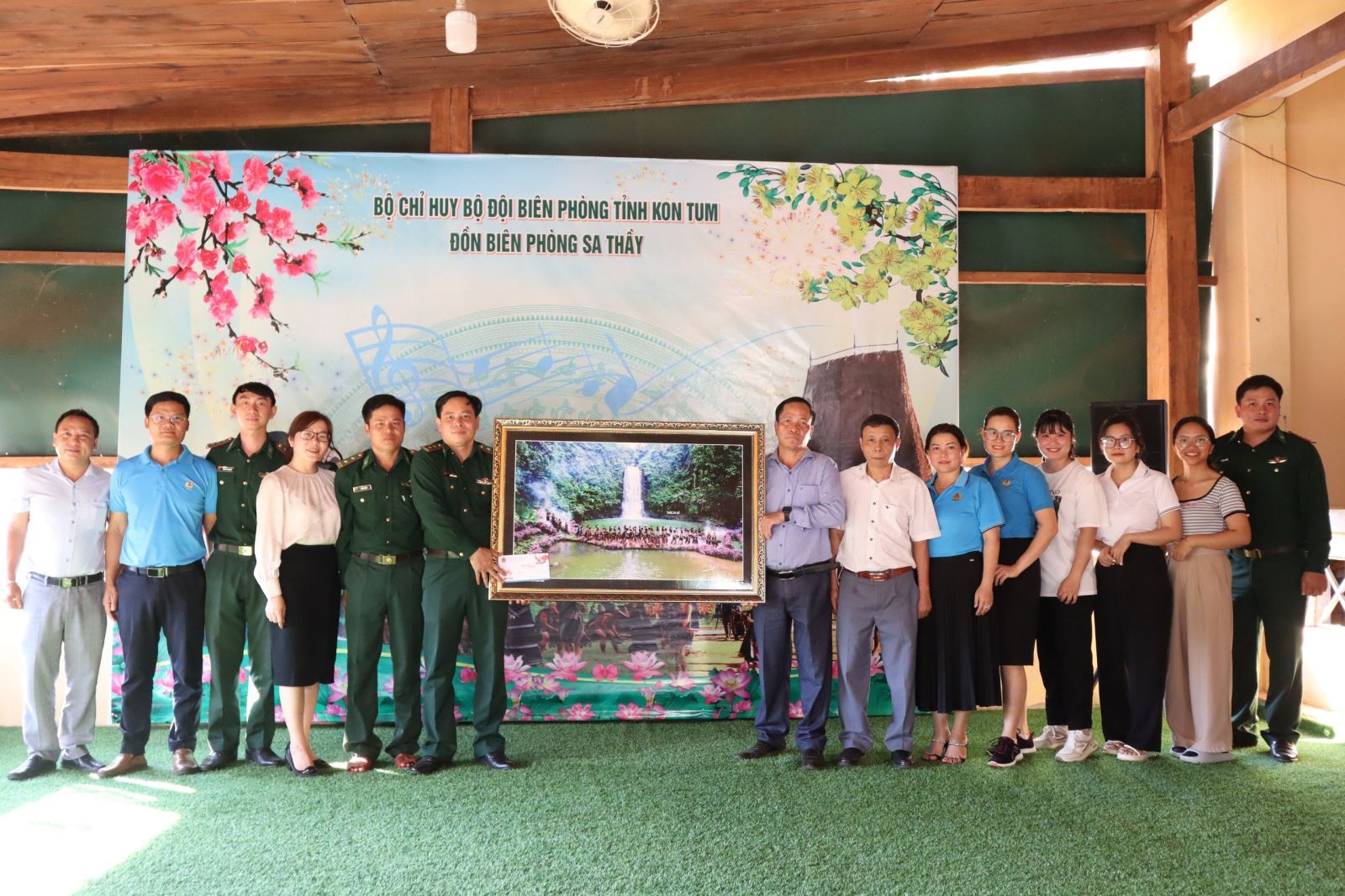 Lãnh đạo Liên đoàn Lao động tỉnh thăm, chúc mừng Đồn Biên phòng Sa Thầy  nhân dịp kỷ niệm 65 năm Ngày truyền thống Bộ đội Biên phòng (3/3) năm 2024