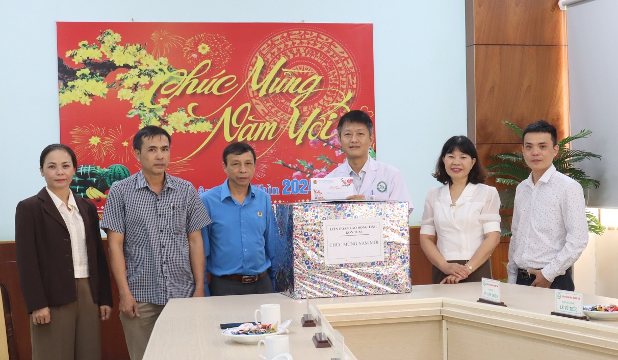 LIÊN ĐOÀN LAO ĐỘNG TỈNH THĂM, CHÚC TẾT BỆNH VIÊN ĐA KHOA TỈNH KON TUM