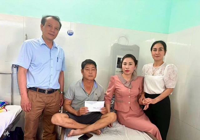 Công đoàn Ngành Giáo dục tỉnh Kon Tum thăm và tặng quà nhà giáo - người lao động bị bệnh hiểm nghèo