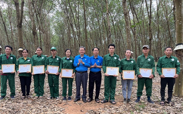 CÔNG ĐOÀN CAO SU SA THẦY THĂM HỎI, ĐỘNG VIÊN  NGƯỜI LAO ĐỘNG