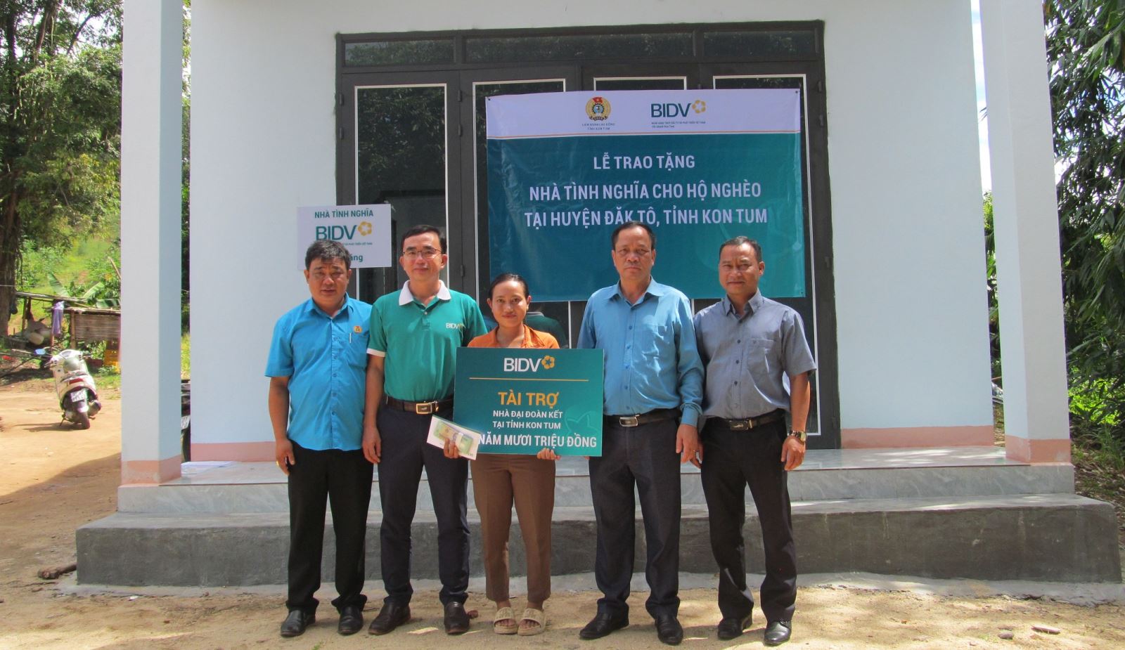 Trao nhà “Mái ấm công đoàn” và tài trợ nhà đại đoàn kết cho đoàn viên có hoàn cảnh khó khăn ở huyện Đăk Tô