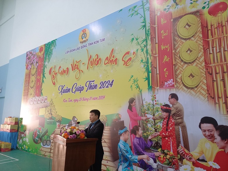 CHỦ TỊCH HỘI ĐỒNG DÂN TỘC CỦA QUỐC HỘI THĂM, TẶNG QUÀ VÀ CHÚC TẾT CNVCLĐ KHÓ KHĂN TỈNH KON TUM