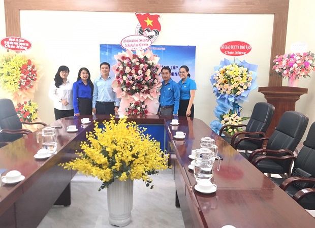 Thường trực Liên đoàn Lao động tỉnh thăm, chúc mừng Đoàn TNCS Hồ Chí Minh tỉnh Kon Tum nhân kỷ niệm 93 năm Ngày thành lập Đoàn TNCS Hồ Chí Minh
