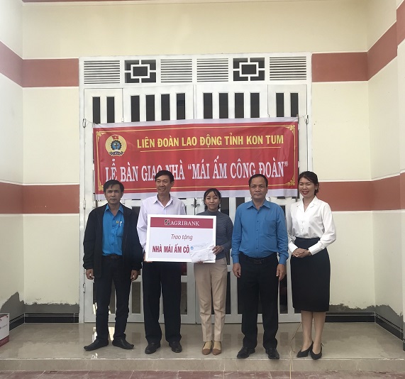 Bàn giao nhà “Mái ấm công đoàn” cho đoàn viên công đoàn huyện Tu Mơ Rông