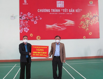 Liên đoàn Lao động tỉnh Kon Tum, tặng quà "Tết sum vầy" cho Đoàn viên khó khăn do ảnh hưởng bởi dịch Covid-19 nhận dịp Tết Nguên đán Tân Sửu 2021