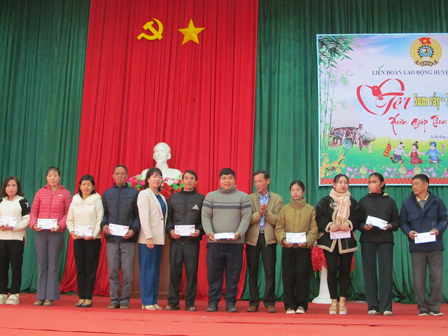Liên đoàn Lao động huyện Tu Mơ Rông Tổ chức “Tết Sum vầy – Xuân chia sẻ”; Liên đoàn Lao động tỉnh trao nhà “Mái ấm công đoàn” tại huyện Đắk Glêi