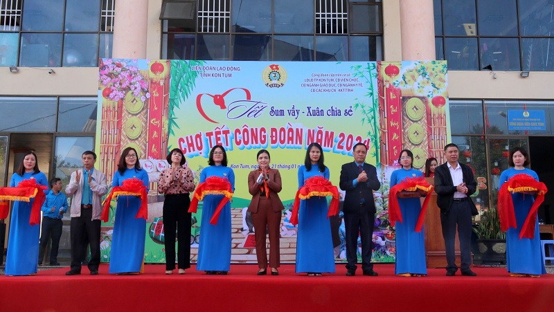 Liên đoàn Lao động tỉnh Kon Tum tổ chức Chương trình “Tết Sum vầy,  Xuân chia sẻ”, “Chợ Tết Công đoàn” dịp Tết Nguyên đán Giáp Thìn 2024