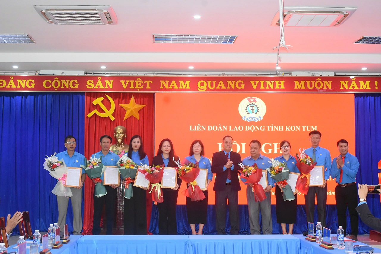 CÔNG BỐ QUYẾT ĐỊNH VỀ SẮP XẾP TỔ CHỨC BỘ MÁY VÀ CÔNG TÁC CÁN BỘ