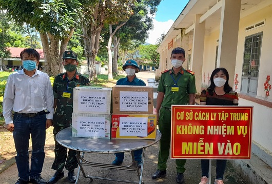 Công đoàn ngành Giáo dục thăm, tặng quà Khu cách ly tập trung phòng, chống COVID-19 tại Trường PTDTNT huyện Đăk Glei