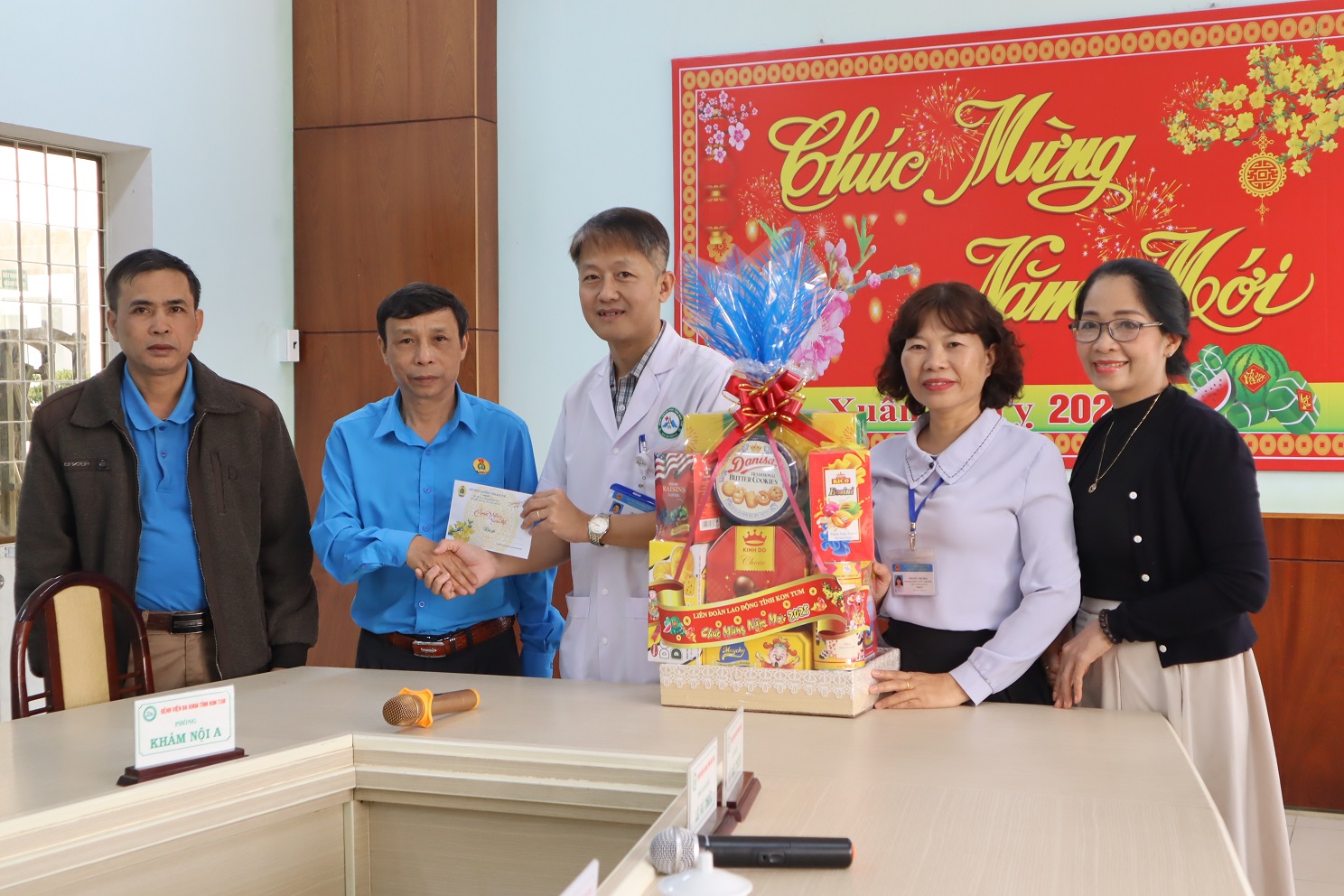 Liên đoàn Lao động tỉnh Kon Tum nắm tình hình và thăm, tặng quà Công ty TNHH Tinh bột Sắn Kon Tum, Bệnh viện Đa khoa tỉnh nhân dịp Tết Nguyên đán Ất Tỵ năm 2025