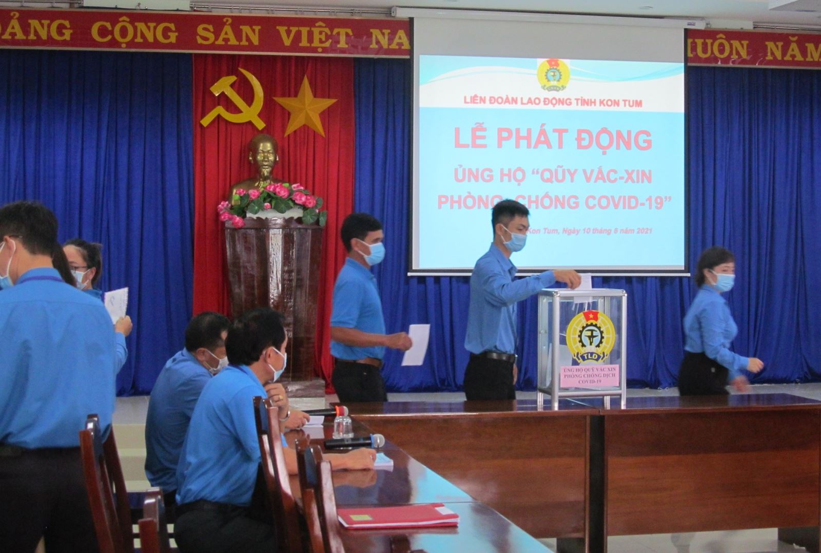 Liên đoàn Lao động tỉnh Kon Tum tổ chức Lễ phát động ủng hộ “Quỹ Vaccine phòng, chống COVID-19”