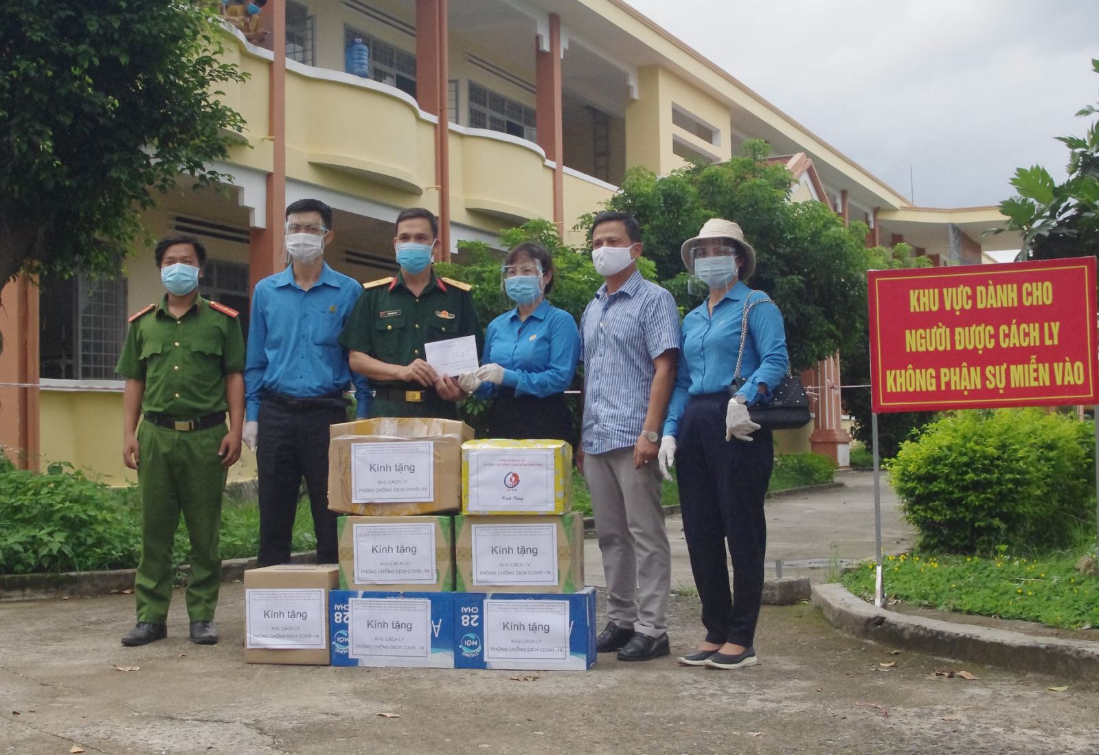 Cụm thi đua Công đoàn ngành và tương đương tỉnh thăm, tặng quà các khu cách ly phòng, chống dịch COVID-19