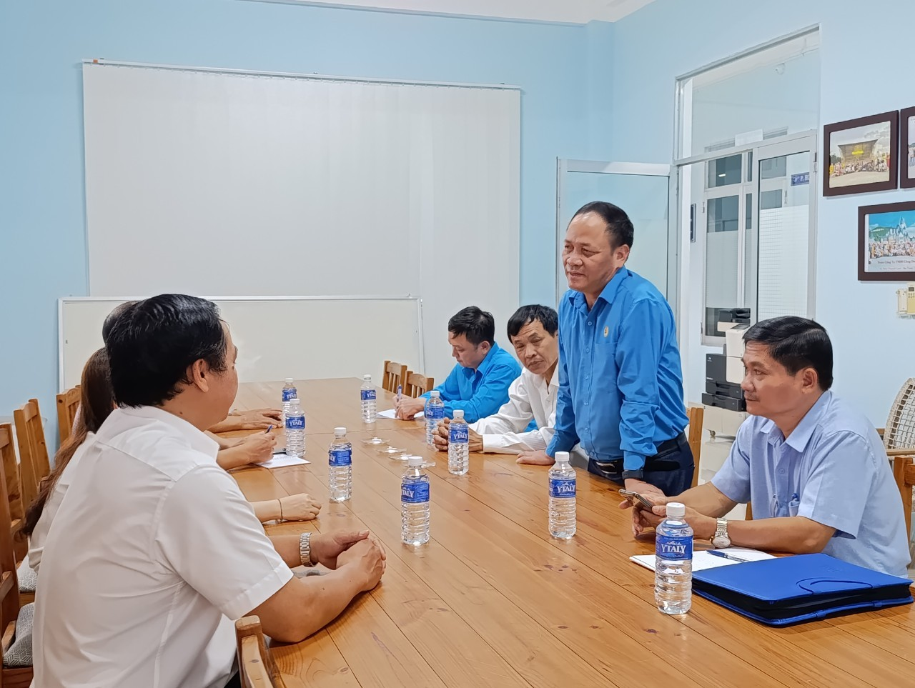LIÊN ĐOÀN LAO ĐỘNG TỈNH THĂM, TẶNG QUÀ CÔNG NHÂN LAO ĐỘNG TẠI DOANH NGHIỆP