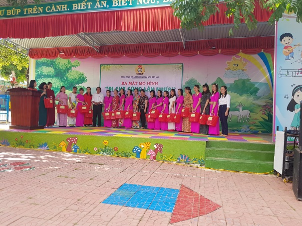 Đoàn viên công đoàn huyện Đắk Tô chung tay bảo vệ môi trường với mô hình “Đi chợ cùng làn nhựa”