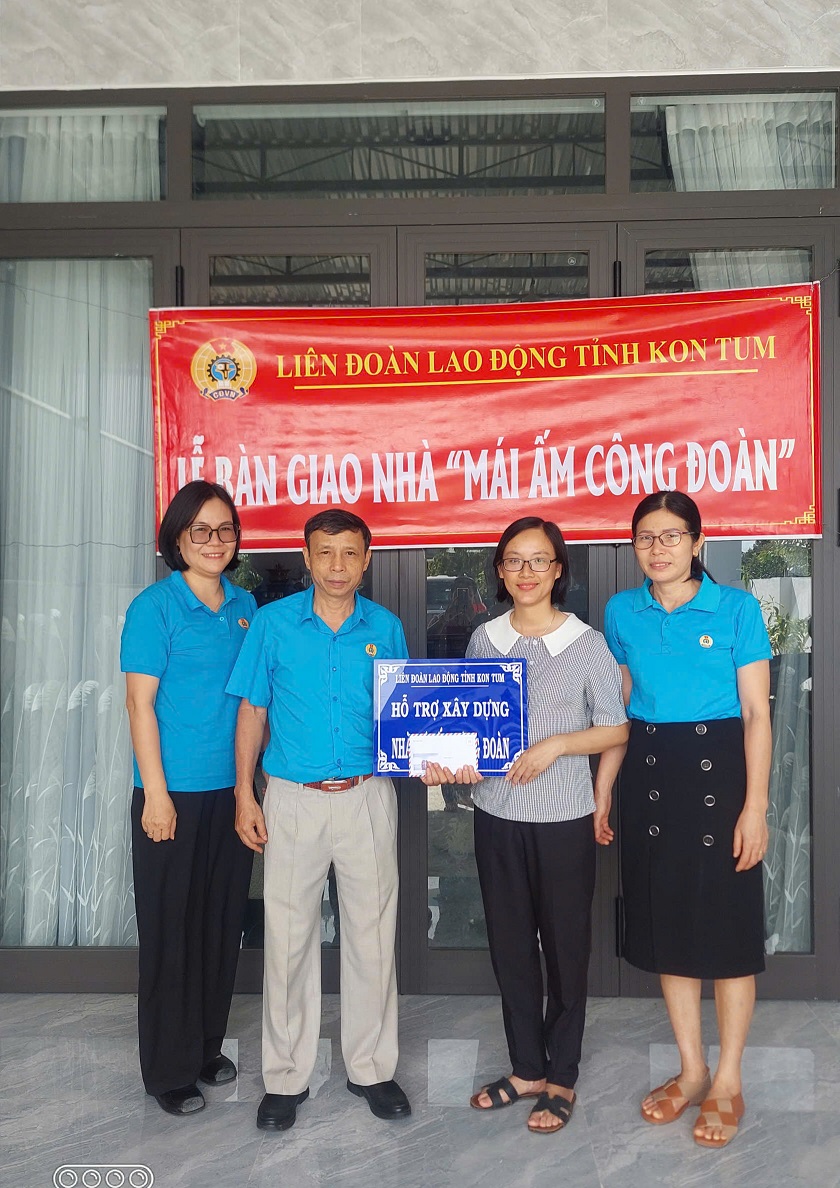LĐLĐ tỉnh Kon Tum bàn giao Nhà Mái ấm Công đoàn