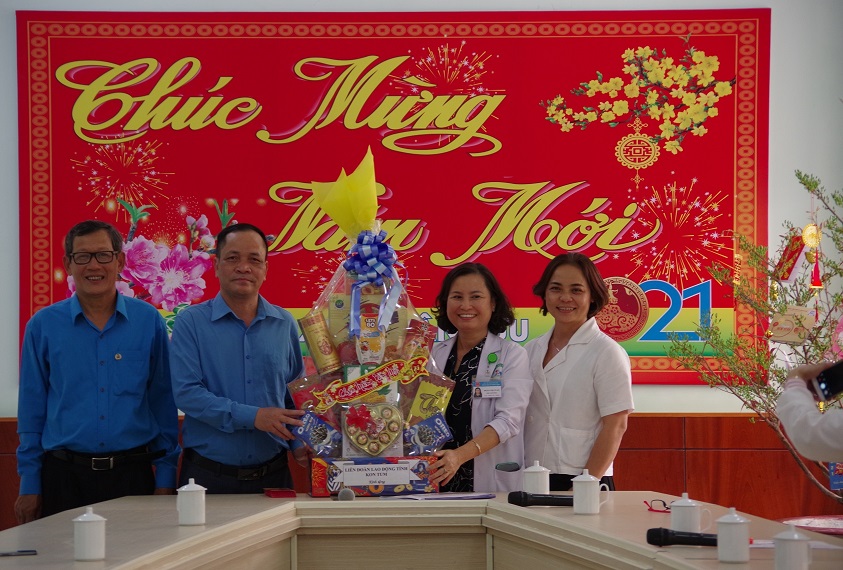 Liên đoàn Lao động tỉnh thăm, tặng quà đoàn viên, NLĐ tại Bệnh viện Đa khoa tỉnh và Công ty Cổ phần Môi trường Đô thị Kon Tum