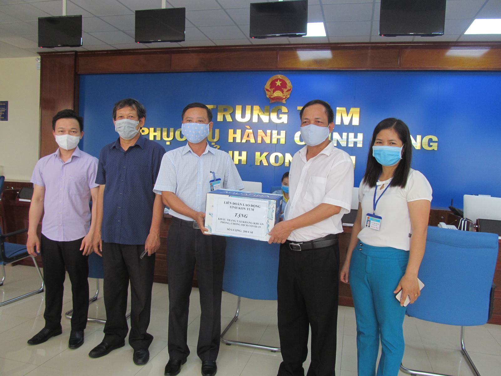 Liên đoàn Lao động tỉnh tặng 2.000 khẩu trang kháng khuẩn cho CNLĐ và các lực lượng tham gia phòng, chống dịch COVID-19 trên địa bàn tỉnh.