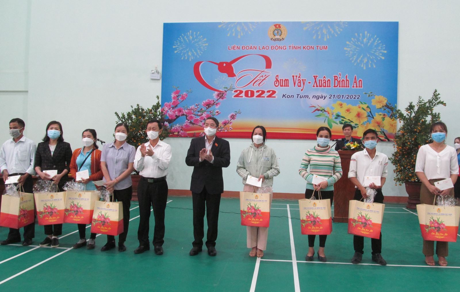 Phó Chủ tịch Quốc hội Nguyễn Đức Hải thăm, tặng quà đoàn viên, người lao động tỉnh trong chương trình "Tết Sum vầy - Xuân Bình an"