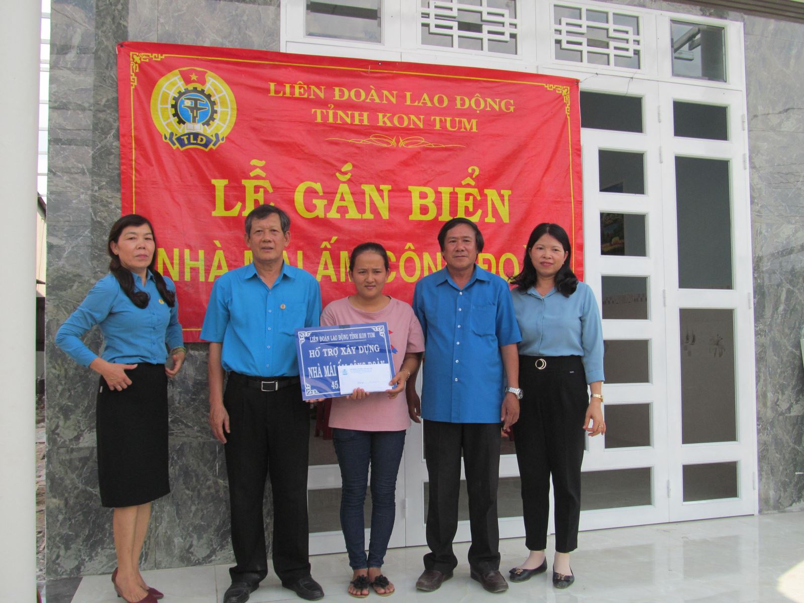 Nghiệm thu, bàn giao nhà “Mái ấm công đoàn” cho đoàn viên tại Đắk Tô