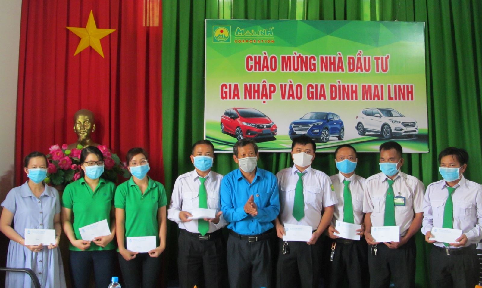 LĐLĐ tỉnh Kon Tum thăm hỏi, trao tiền hỗ trợ cho đoàn viên bị ảnh hưởng bởi dịch Covid-19 trên địa bàn thành phố Kon Tum.