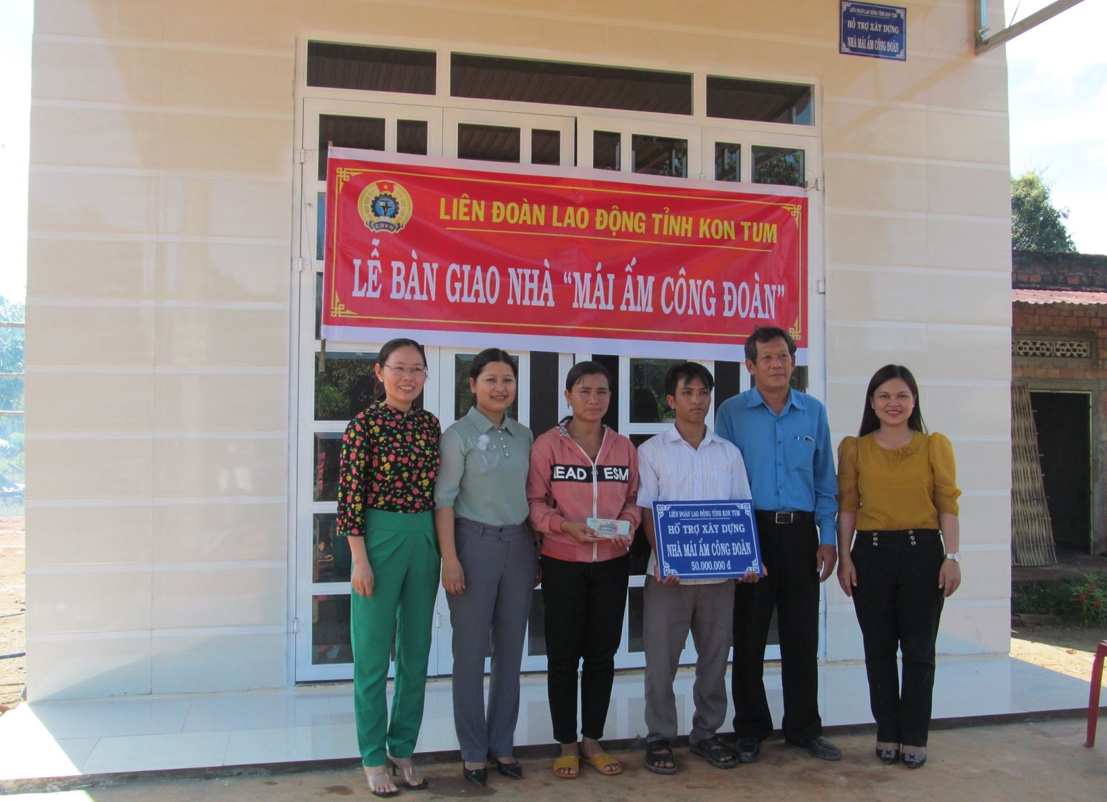 Liên đoàn lao động tỉnh trao nhà “Mái ấm công đoàn” tại Ngọc Hồi