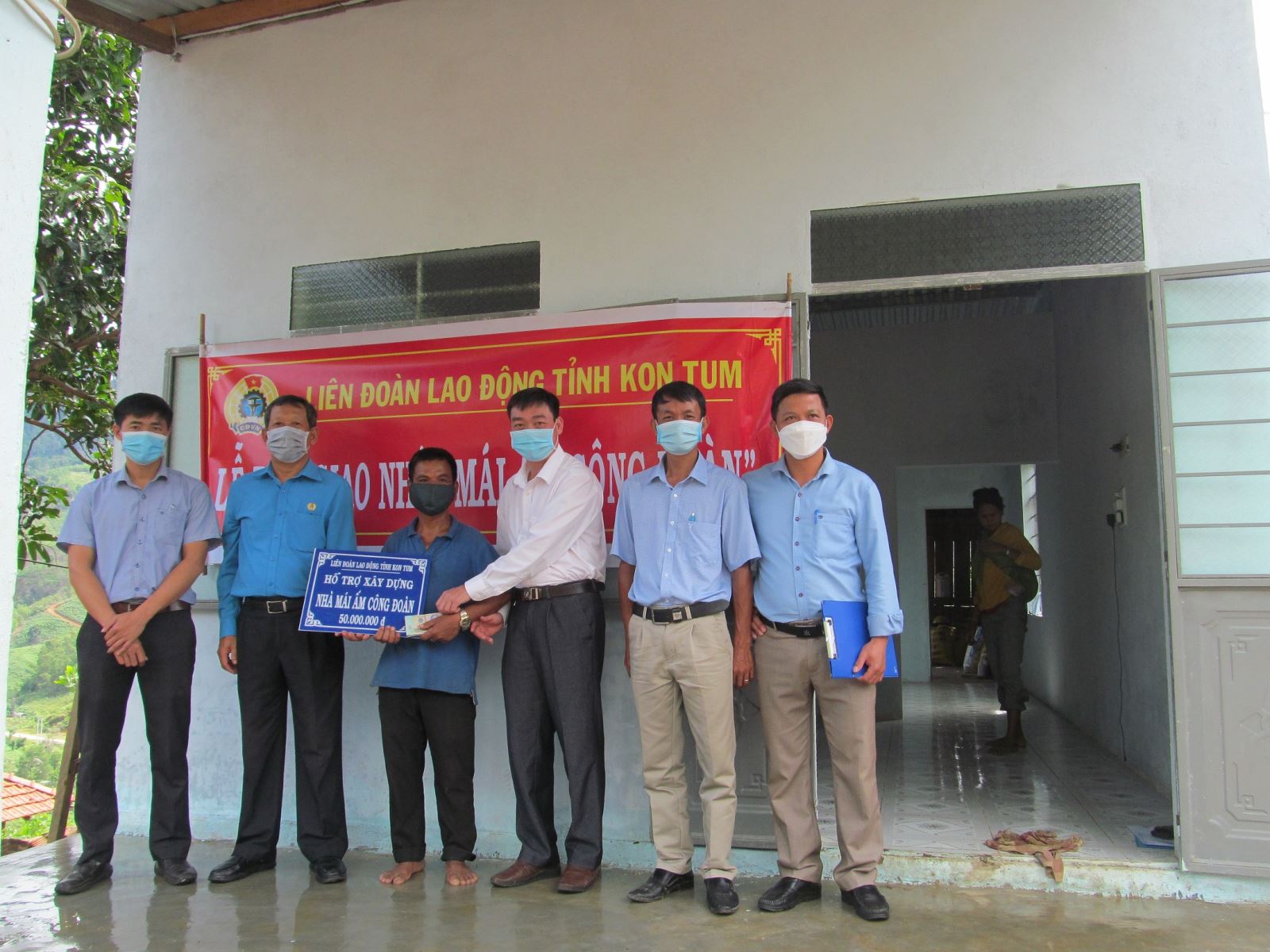 Liên đoàn Lao động tỉnh nghiệm thu, bàn giao nhà “Mái ấm Công đoàn”