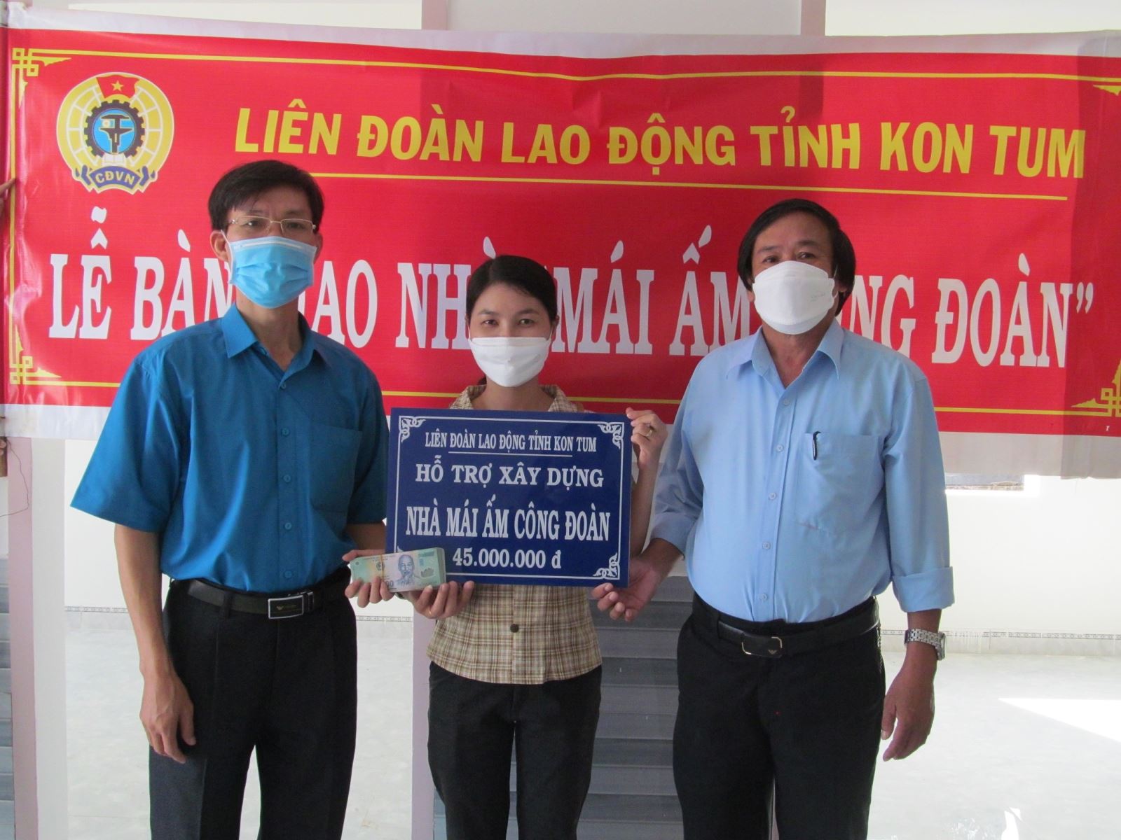 Liên đoàn Lao động tỉnh Kon Tum nghiệm thu, bàn giao nhà “Mái ấm công đoàn”