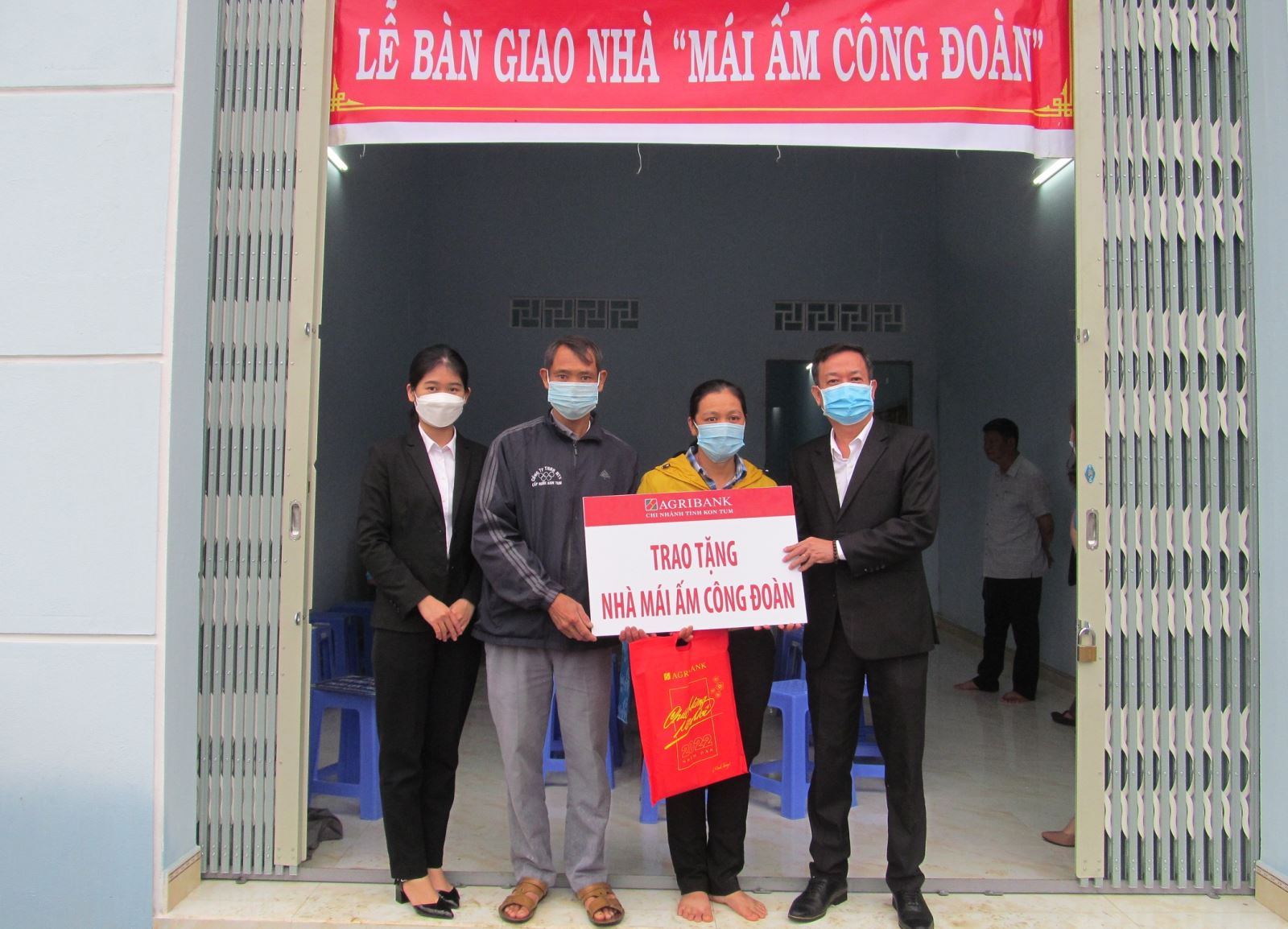 Liên đoàn Lao động tỉnh trao tặng nhà “Mái ấm Công đoàn” cho đoàn viên khó khăn về nhà ở