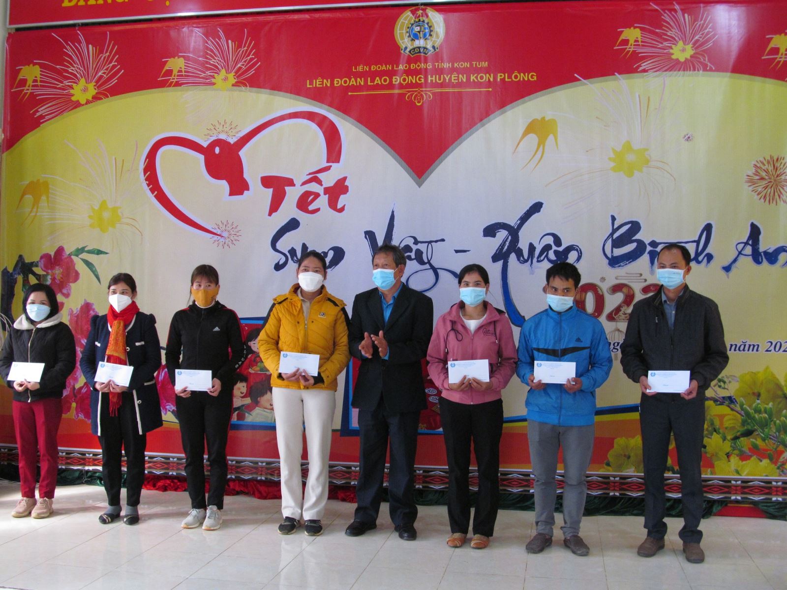 LĐLĐ huyện Kon Plông tổ chức “Tết Sum vầy – Xuân Bình an” 2022 và trao quà cho công nhân lao động khó khăn