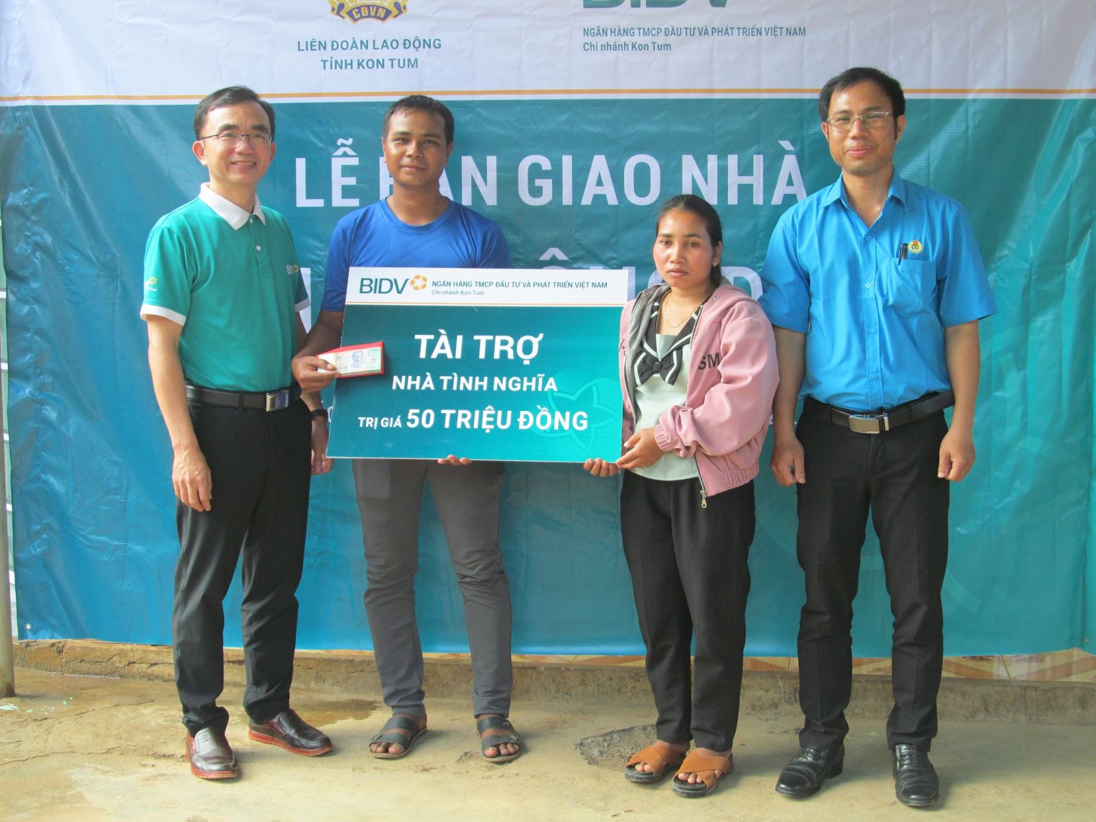 Liên đoàn Lao động tỉnh Kon Tum nghiệm thu, bàn giao nhà “Mái ấm công đoàn” cho đoàn viên