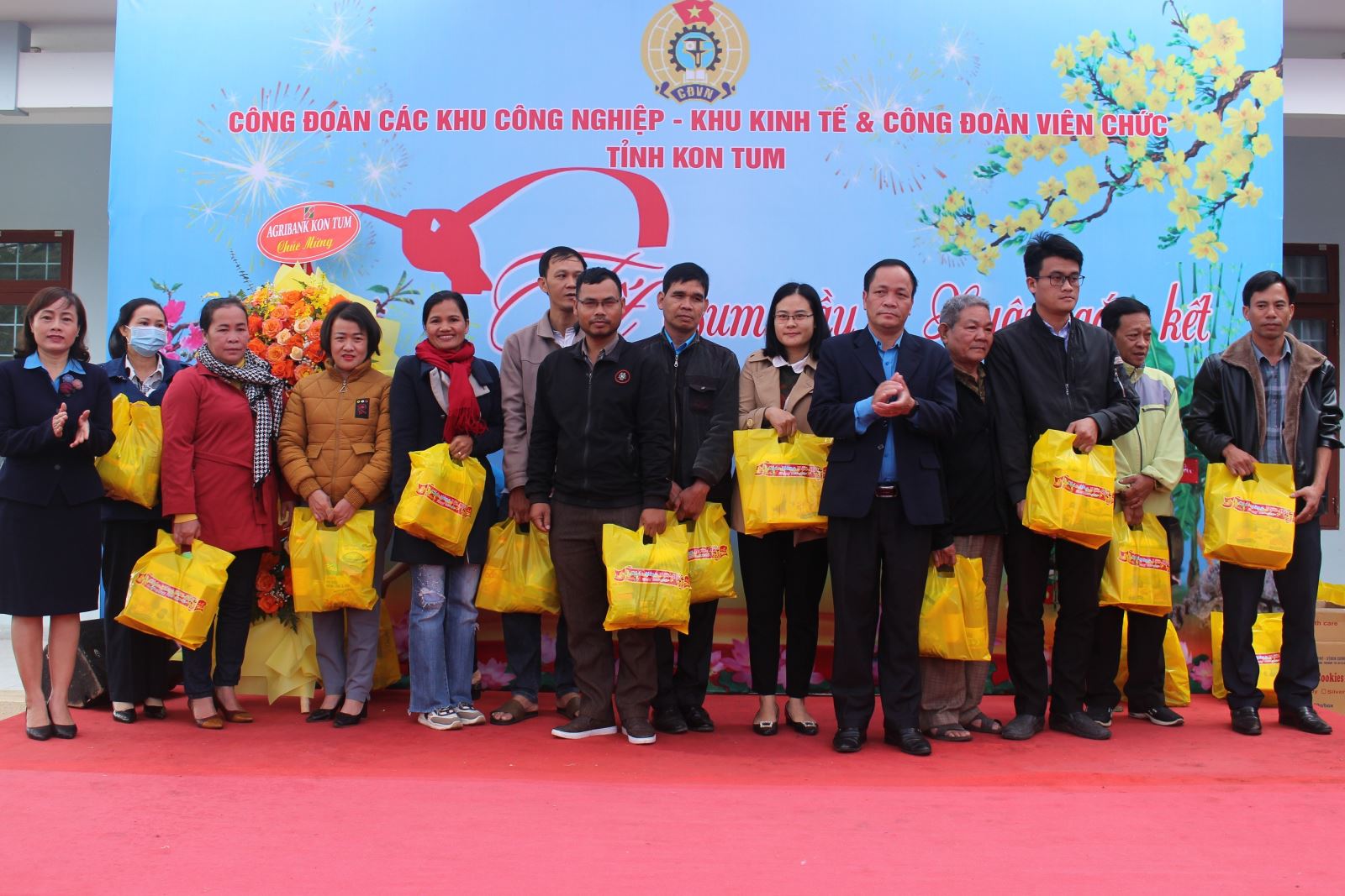 Công đoàn Các KCN-KKT tỉnh và Công đoàn Viên chức tỉnh tổ chức chương trình "Tết Sum vầy – Xuân gắn kết" năm 2023.
