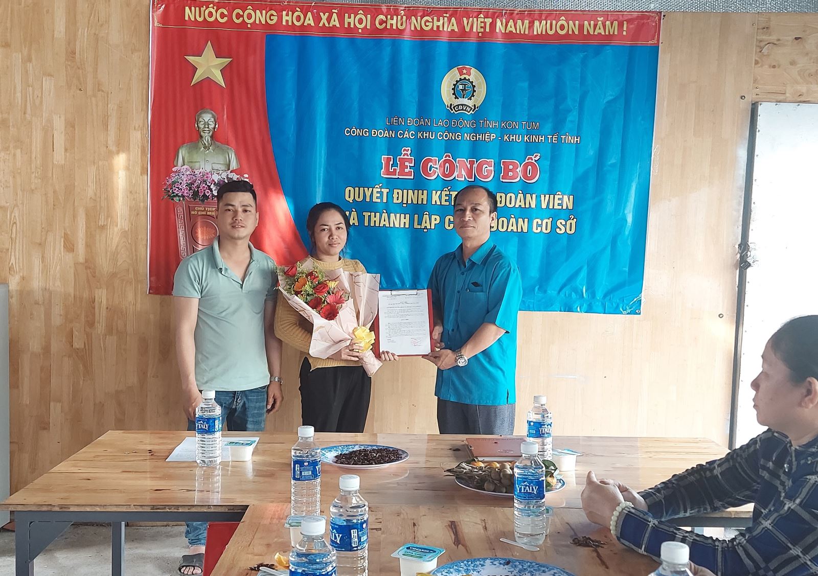Công đoàn các Khu công nghiệp - Khu kinh tế tỉnh kết nạp đoàn viên, thành lập Công đoàn cơ sở doanh nghiệp ngoài nhà nước