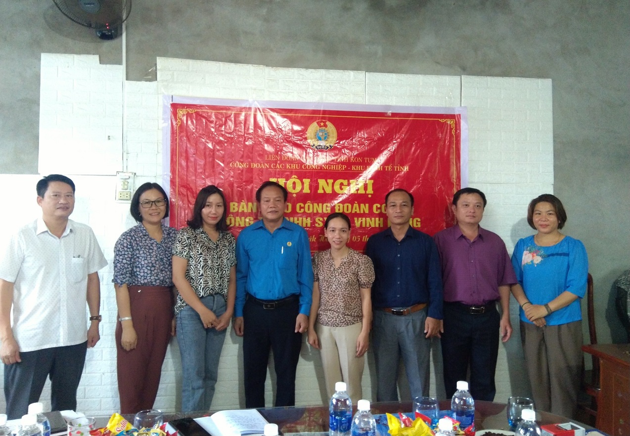 Bàn giao Công đoàn cơ sở Công ty TNHH SXTM Vinh Dung về Liên đoàn Lao động huyện Đăk Hà quản lý