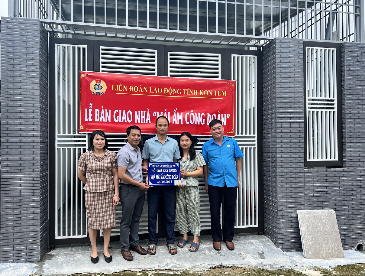 Trao nhà “Mái ấm Công đoàn” cho đoàn viên công đoàn có hoàn cảnh khó khăn