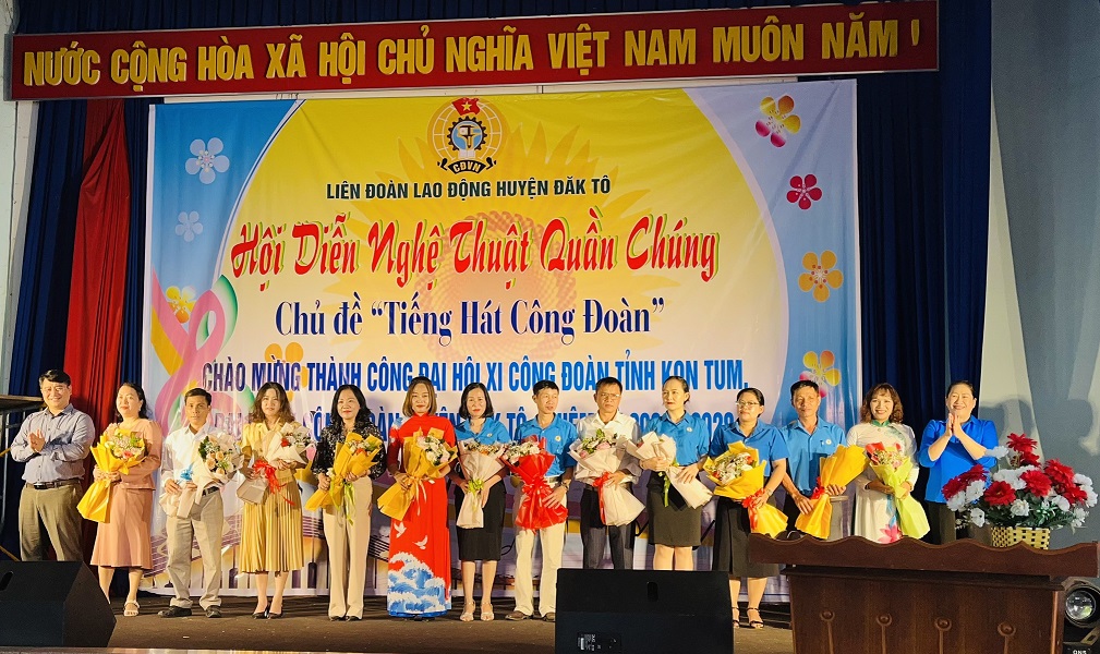 Hội diễn Nghệ thuật quần chúng "Tiếng hát Công đoàn" tại Liên đoàn Lao động huyện Đăk Tô