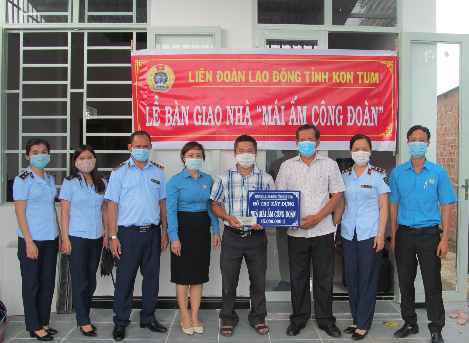 Liên đoàn Lao động tỉnh nghiệm thu, bàn giao nhà “Mái ấm công đoàn” cho đoàn viên