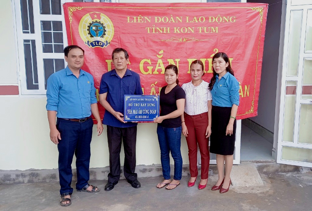 Nghiệm thu, bàn giao nhà ở “Mái ấm công đoàn” cho đoàn viên Nông Thị Kỳ Miên nhân “Tháng công nhân” năm 2020