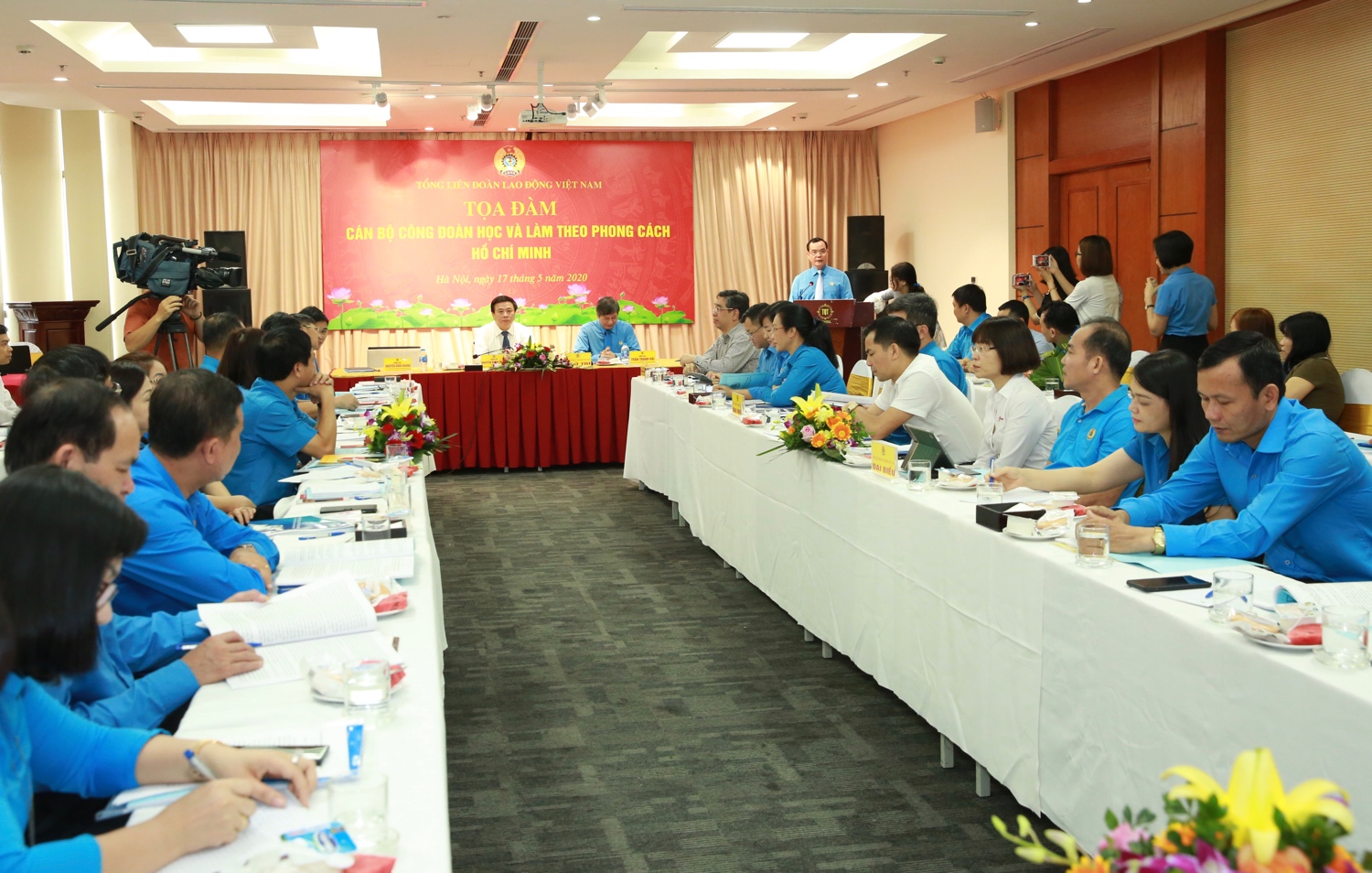 Cán bộ công đoàn học và làm theo phong cách Hồ Chí Minh