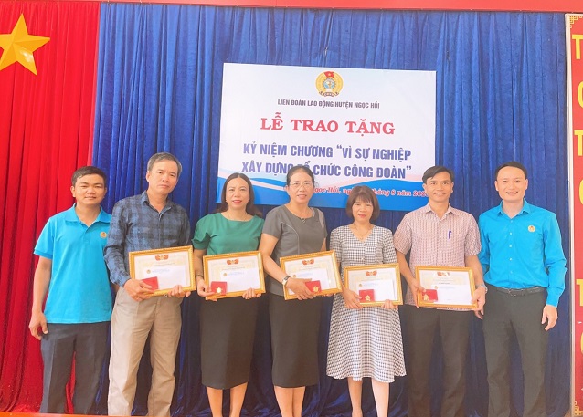 Liên đoàn Lao động huyện Ngọc Hồi tổ chức Lễ trao tặng Kỷ niệm chương “Vì sự nghiệp xây dựng tổ chức công đoàn” năm 2023