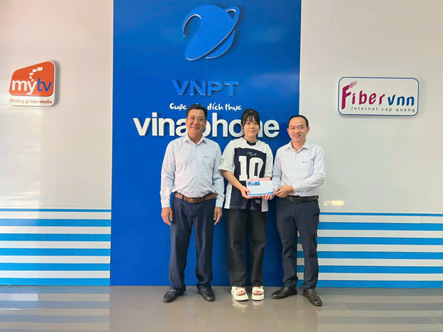 Công đoàn VNPT Kon Tum tổ chức trao quà Chương trình “VNPT cùng em đến trường” nhân dịp đầu năm học 2024-2025