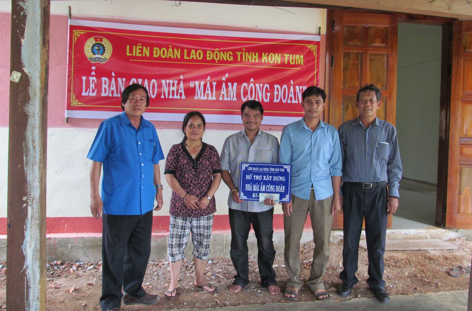 Bàn giao nhà “Mái ấm Công đoàn” cho đoàn viên nhân kỷ niệm 75 năm Cách Mạng tháng Tám thành công và Quốc khánh 02/9