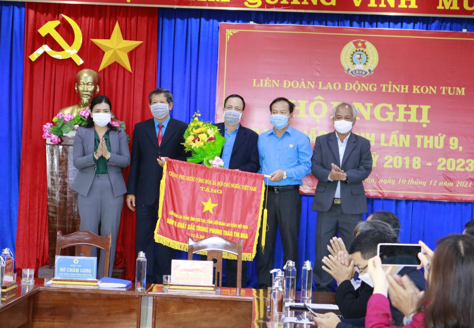 Lễ công bố quyết định của Ban Thường vụ Tỉnh ủy về công tác cán bộ tại hội nghị Ban chấp hành lần thứ 9 Liên đoàn Lao động tỉnh khóa X, nhiệm kỳ 2018-2023