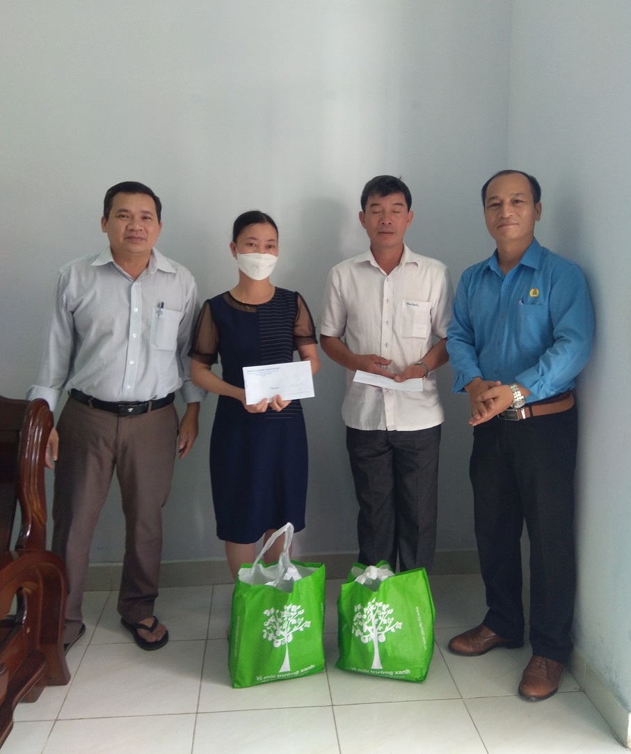 Công đoàn các Khu công nghiệp - Khu kinh tế tỉnh tặng quà cho đoàn viên, người lao động nhân “Tháng Công nhân” năm 2022