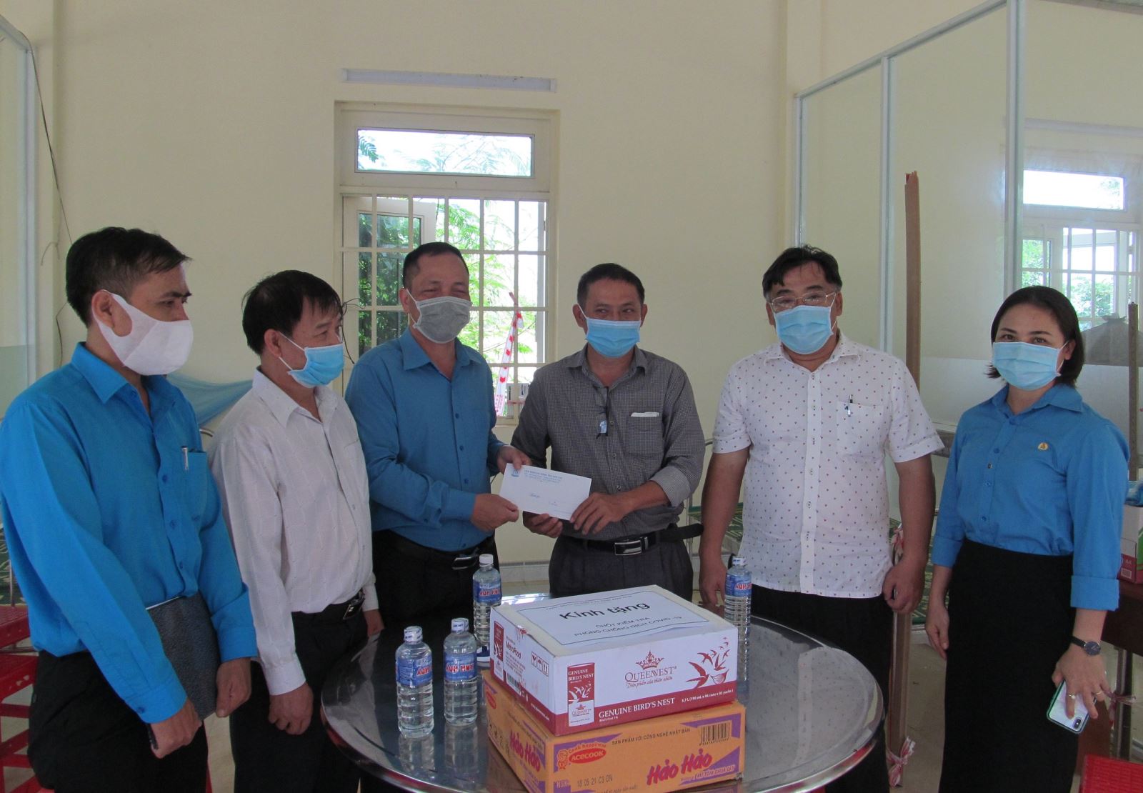 Chủ tịch Liên đoàn lao động tỉnh thăm, động viên các lực lượng làm nhiệm vụ tại các chốt kiểm dịch COVID-19 trên địa bàn tỉnh