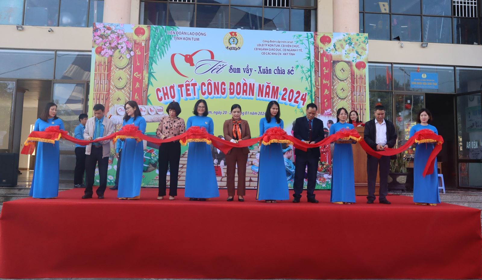 Liên đoàn Lao động tỉnh Kon Tum tổ chức Chương trình “Tết Sum vầy,  Xuân chia sẻ”, “Chợ Tết Công đoàn” dịp Tết Nguyên đán Giáp Thìn 2024