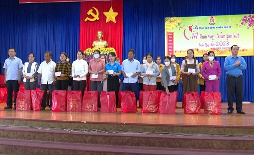 Chương trình “Tết Sum vầy - Xuân gắn kết” Liên đoàn Lao động huyện Đăk Tô