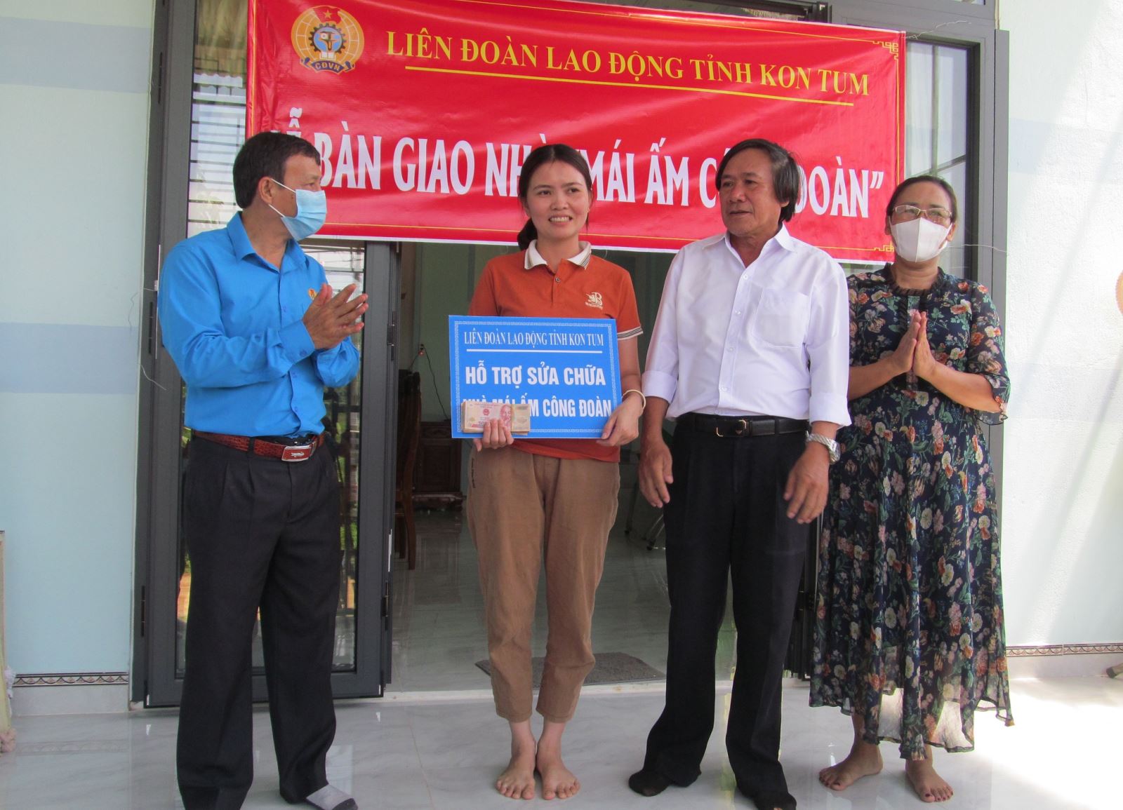 Liên đoàn Lao động tỉnh nghiệm thu, bàn giao nhà “Mái ấm công đoàn” cho đoàn viên huyện Đắk Tô